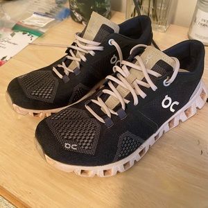 Womens On Cloud Shoes Size 6.5